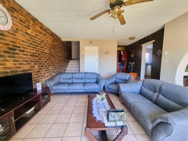 3 Bedroom duplex townhouse sectional to rent in Croydon, Kempton Park
