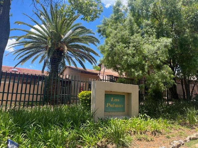 3 Bedroom duplex townhouse sectional to rent in Douglasdale, Sandton