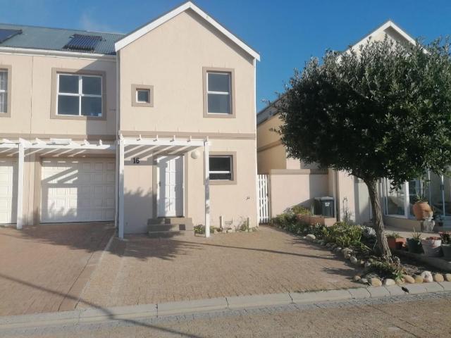 3 Bedroom duplex townhouse sectional to rent in Muizenberg, Cape Town