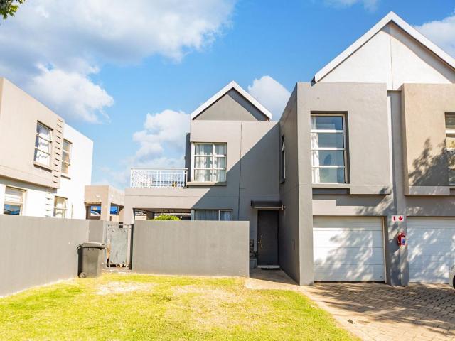3 Bedroom duplex townhouse sectional rented in North Riding, Randburg