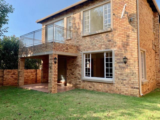 3 Bedroom duplex townhouse sectional to rent in Olivedale, Randburg