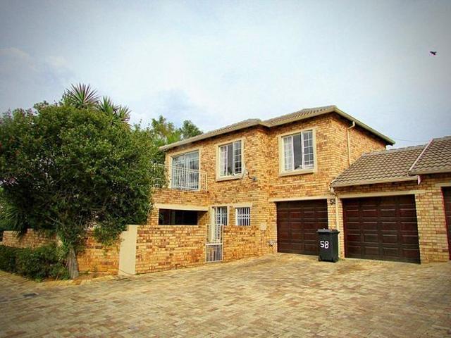 3 Bedroom duplex townhouse sectional to rent in Olivedale, Randburg