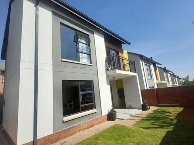 3 Bedroom duplex townhouse sectional to rent in Rooihuiskraal North, Centurion