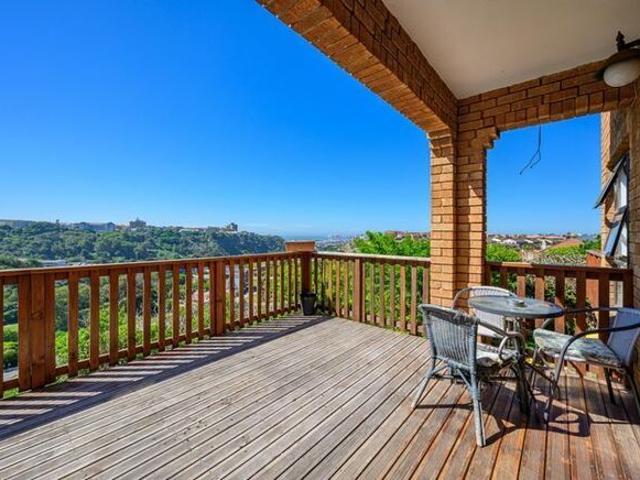 3 Bedroom duplex townhouse sectional to rent in South End, Port Elizabeth