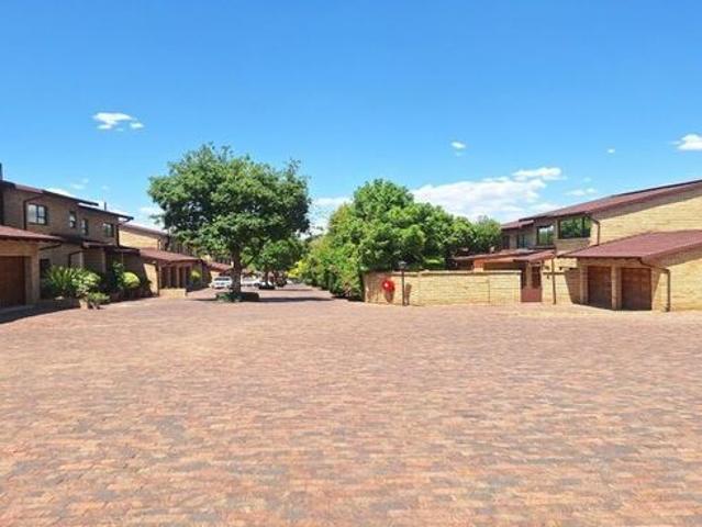 3 Bedroom duplex townhouse sectional to rent in Strathavon, Sandton
