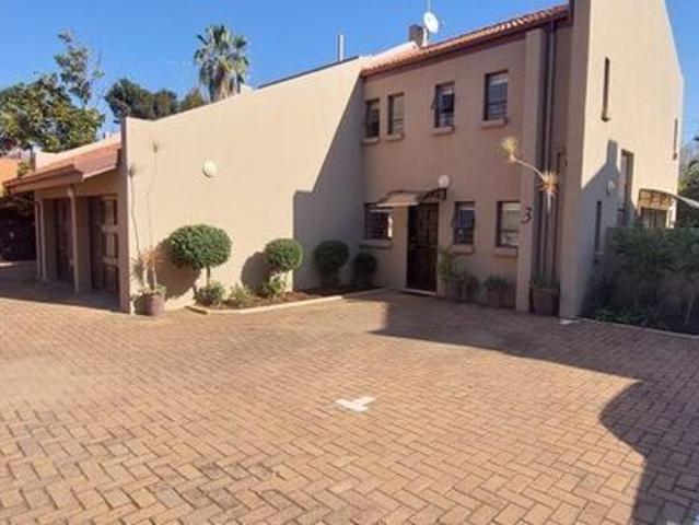 3 Bedroom duplex townhouse sectional to rent in Sunnyside, Pretoria