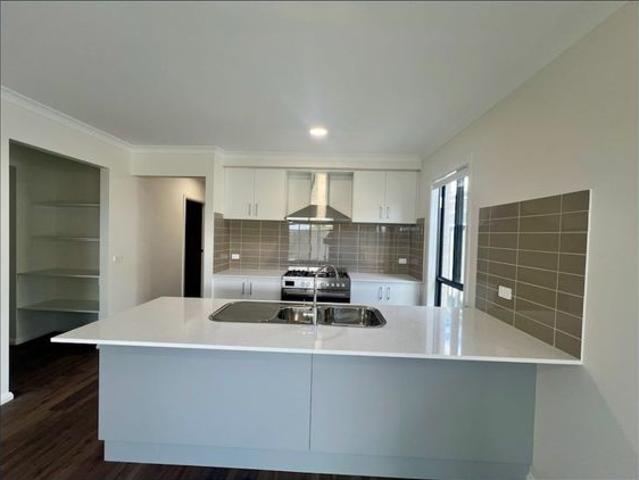 3 Bedroom Duplex Townhouse – Stylish, Modern & Low Maintenance