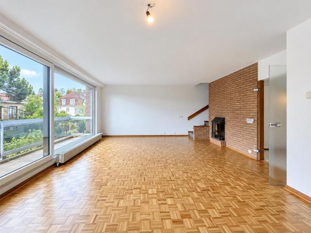 3 bedroom duplex with 2 bathrooms and a parking space