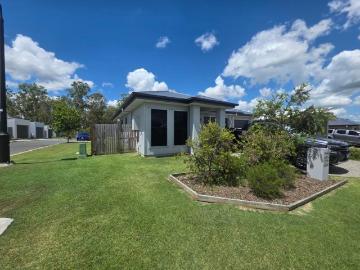 3 BEDROOM DUPLEX WITH OPEN PLAN KITCHEN LIVING DINING AREA. AIR CON IN THE LIVING AND MASTER BEDROOM