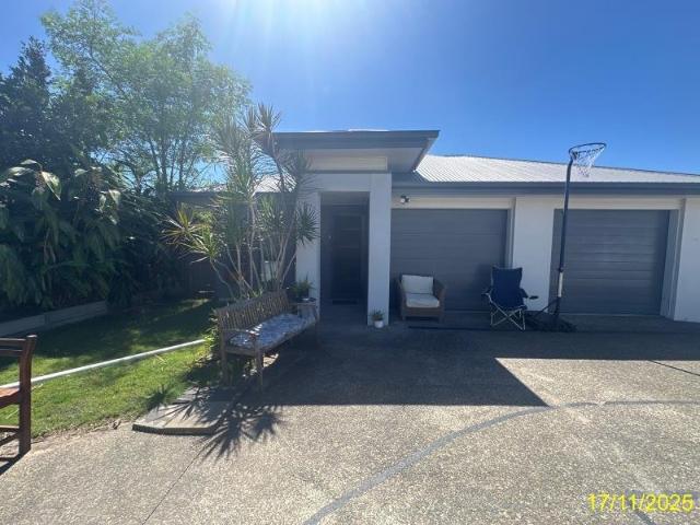 3 BEDROOM DUPLEX WITH SPACIOUS OPEN PLAN KITCHEN LIVING DINING AREA. AIR CON IN THE MASTER. SECURITY SCREENS ON WINDOWS AND DOORS. FULLY FENCED YARD