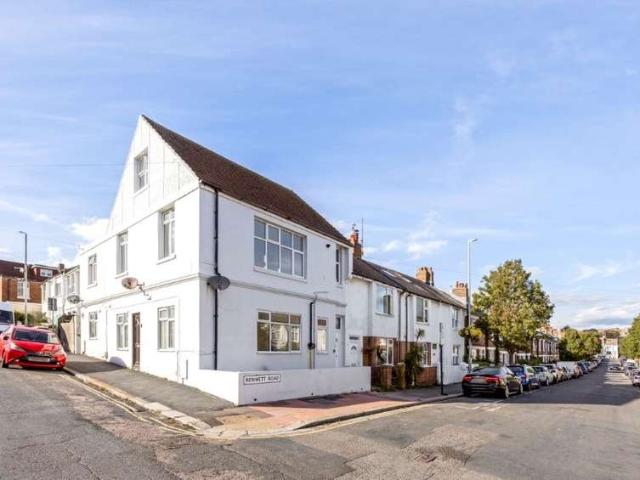 5 Bedroom End Of Terrace House
