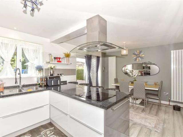 3 Bedroom End Of Terrace House