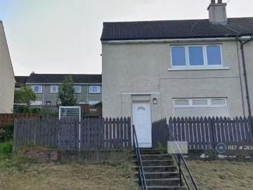 3 bedroom end of terrace house for rent in Coyle Avenue, Drong.