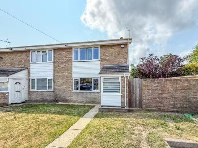 3 bedroom end of terrace house for rent in Chestnut Way, Burto.