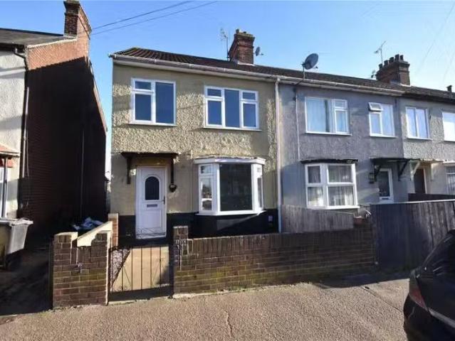 3 bedroom end of terrace house for rent in Clarkes Road, Dover.