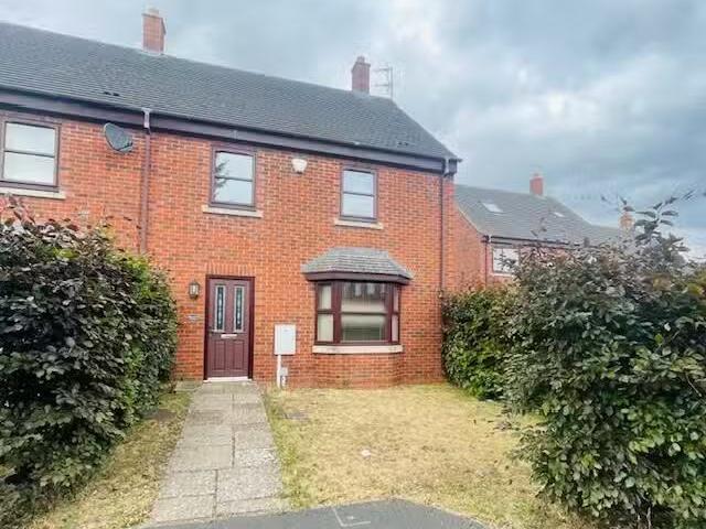 3 bedroom end of terrace house for rent in Cross Street, Long.