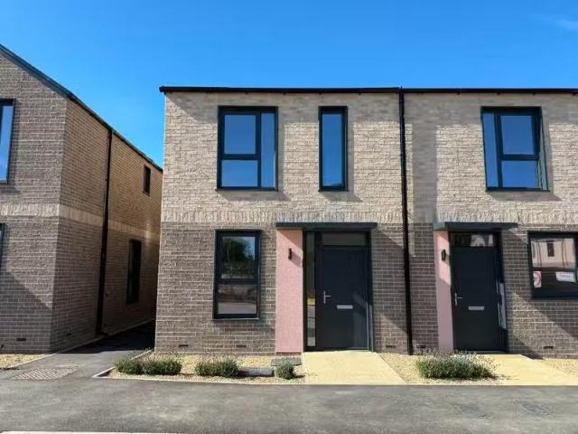 3 bedroom end of terrace house for rent in Andrew Cairns Drive.