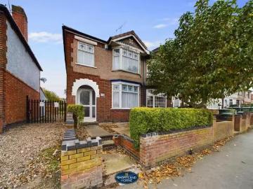 3 bedroom end of terrace house for rent in Avon Street, Stoke.