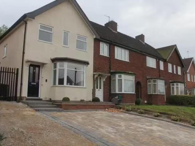 3 bedroom end of terrace house for rent in Gracemere Crescent.