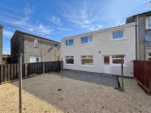 3 bedroom end of terrace house for rent in Duncan Court, Kilma.