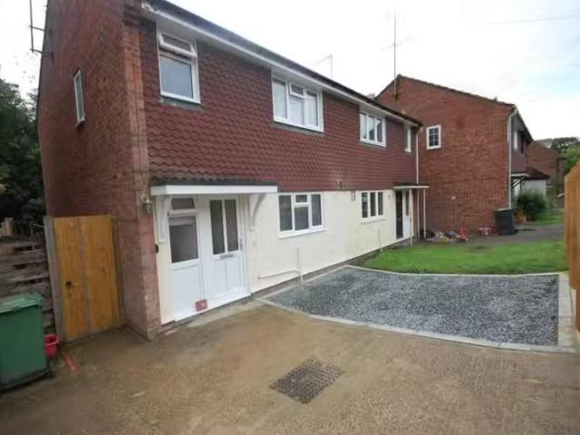 3 bedroom end of terrace house for rent in Firsgrove Crescent.