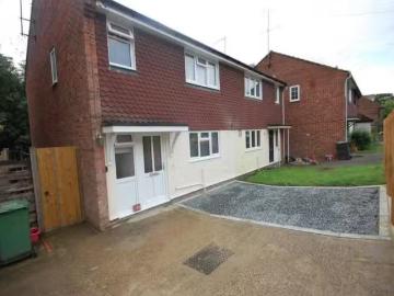 3 bedroom end of terrace house for rent in Firsgrove Crescent.
