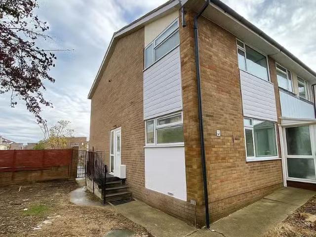 3 bedroom end of terrace house for rent in Freshbrook Road, La.