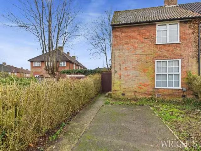 3 bedroom end of terrace house for rent in Holwell Road, Welwy.