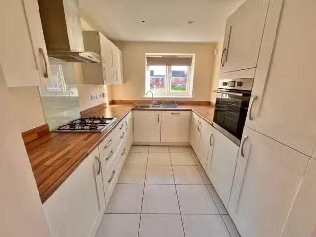 3 bedroom end of terrace house for rent in Harecastle Way, San.