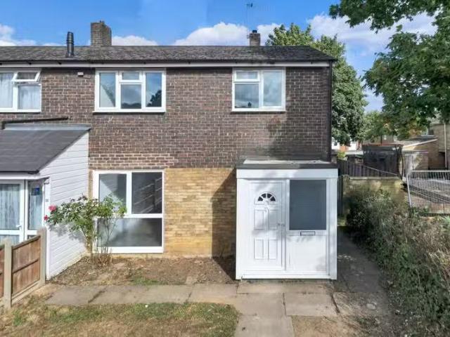 3 bedroom end of terrace house for rent in Heron Way, Hatfield.