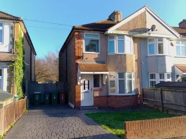 3 bedroom end of terrace house for rent in Oaklands Avenue, Si.