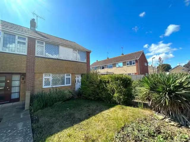 3 bedroom end of terrace house for rent in Maple Walk, Rusting.