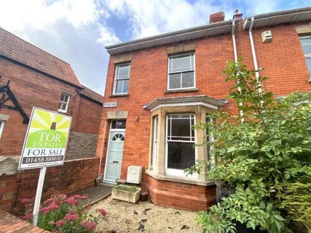 3 bedroom end of terrace house for rent in Norbins Road, Glast.
