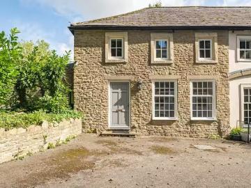 3 bedroom end of terrace house for rent in North Parade, Frome.