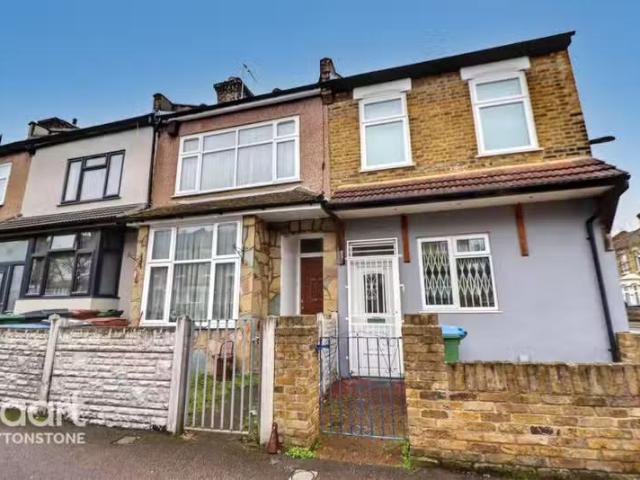 3 bedroom end of terrace house for rent in SELBY, London, E11