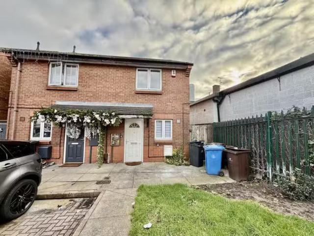 3 bedroom end of terrace house for rent in Selkirk Street, Der.