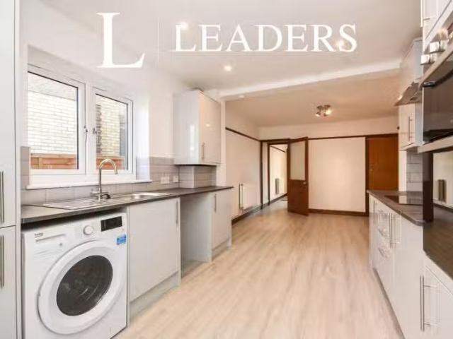 3 bedroom end of terrace house for rent in Stansted Road, Bish.