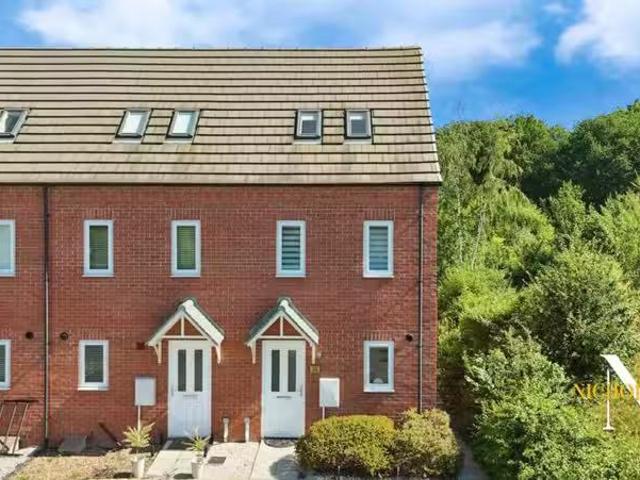 3 bedroom end of terrace house for rent in Summit Drive, Donca.