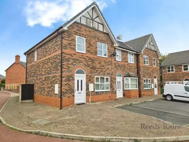 3 bedroom end of terrace house for rent in Plumbs Fold, Barnto.