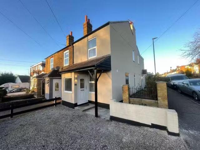 3 bedroom end of terrace house for rent in Rainsford Road, Che.