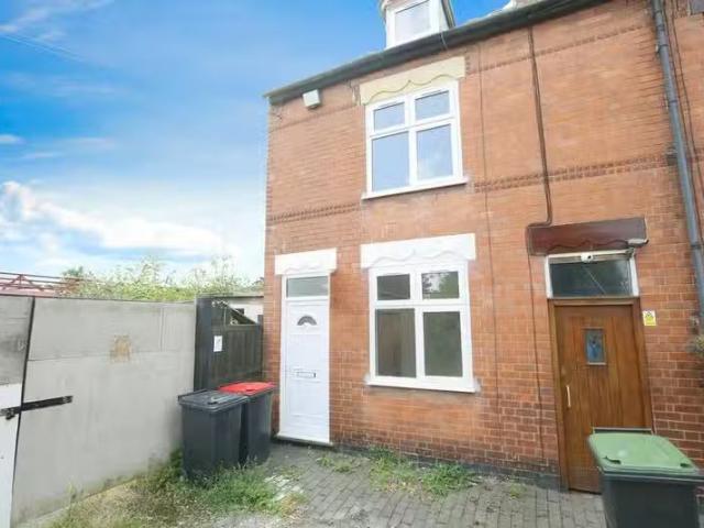 3 bedroom end of terrace house for rent in Richmond Road, Athe.