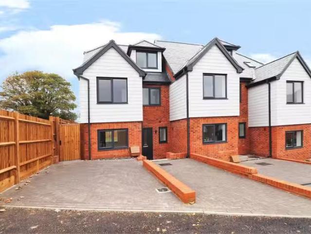 3 bedroom end of terrace house for rent in Water Tower Place.