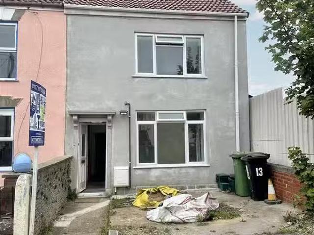 3 bedroom end of terrace house for rent in Upper Station Road.