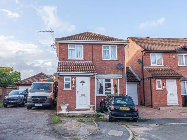 3 bedroom link detached house for sale