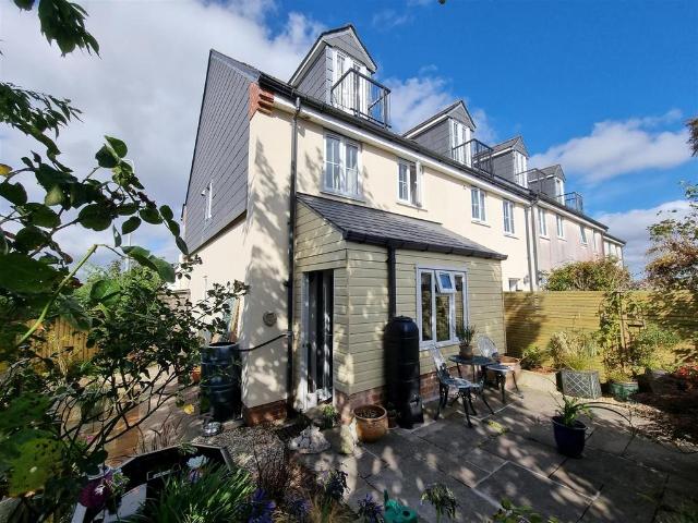 3 bedroom end of terrace house for sale