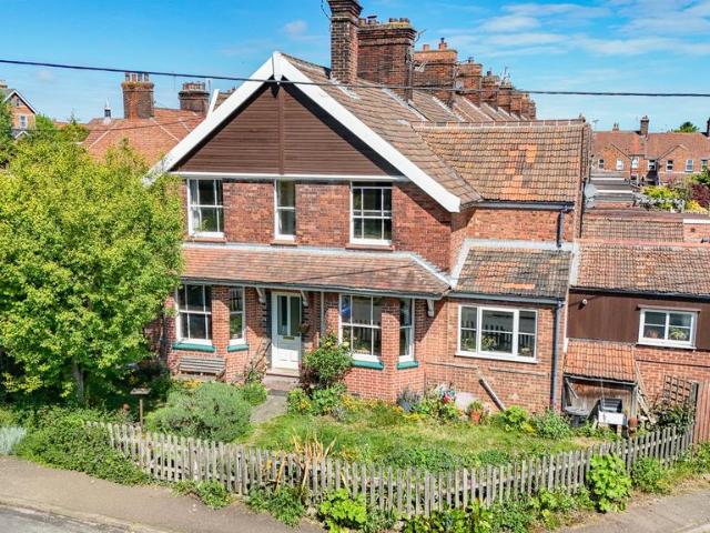 3 bedroom end of terrace house for sale