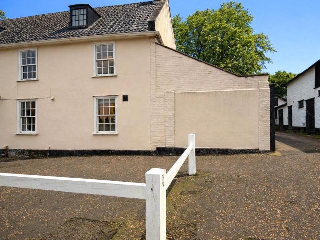 3 bedroom end of terrace house for sale