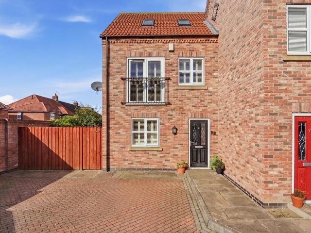 3 bedroom end of terrace house for sale