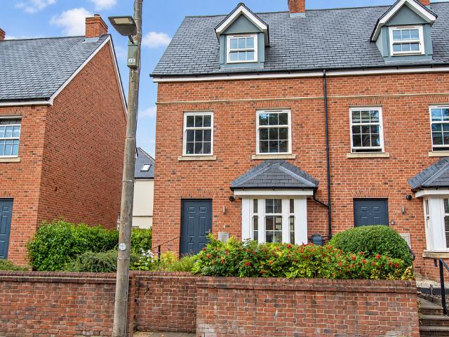 3 bedroom end of terrace house for sale
