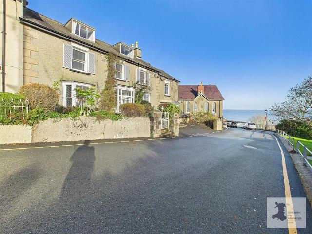 5 bedroom end of terrace house for sale